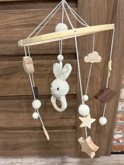 drewniana karuzela do łóżeczka z zawieszkami