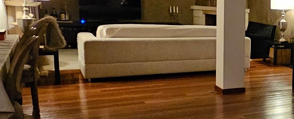 Sofá de 4 lugares grande robusto na cor  Bege de Design