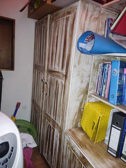 Roupeiro com 2 portas e 2 gavetas  e estante em pinho maciço com 2 por