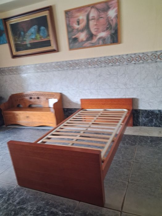 Cama de solteiro com estrado e colchão.