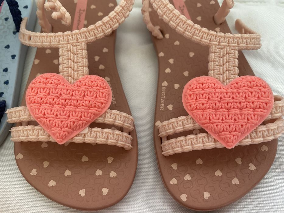 Sandalias calcado menina Havaianas, Ipanema Crocs, Zara 20, 21