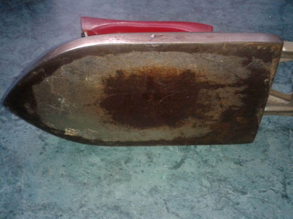 Stare żelazko "CZĘSTOCHOWA" PRL - drewniana, czerwona rączka