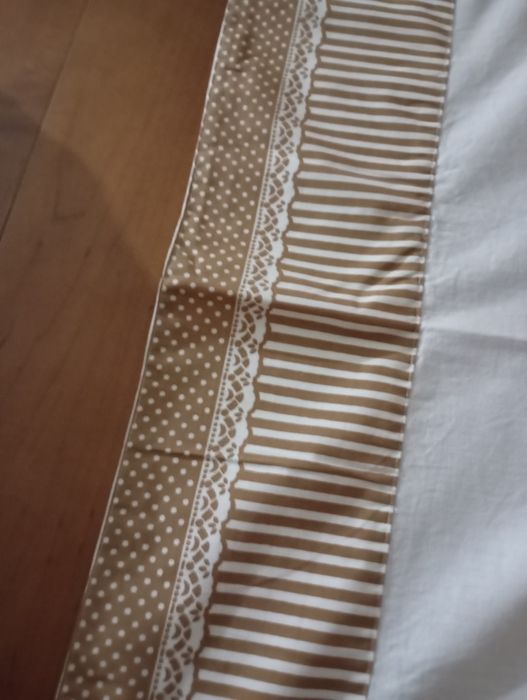Lençol branco com barra castanho de 1,80 x 2,10cm