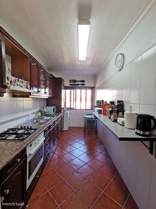 T2 pronto a habitar, com arrecadação, elevador, lareira e ar condic.
