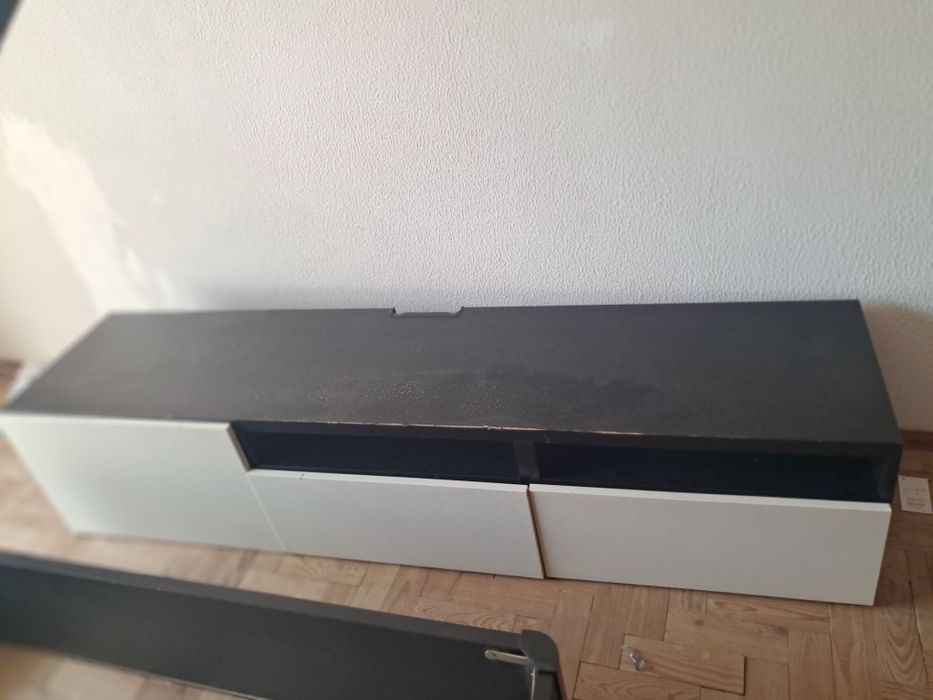 Aparador preto e branco
