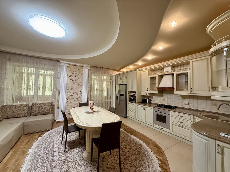 Трехкомнатная квартира в доме коттеджного типа на СухомФонтане.+гараж