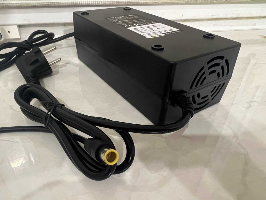 Зарядне до BLUETTI T200S  блок живлення 25.2V/8A зарядка EB 70