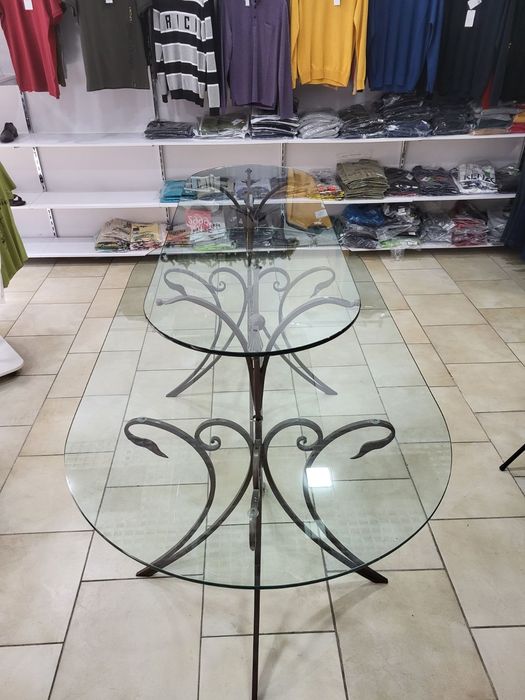 Стіл скляний із кованими ніжками. Двохярусний.