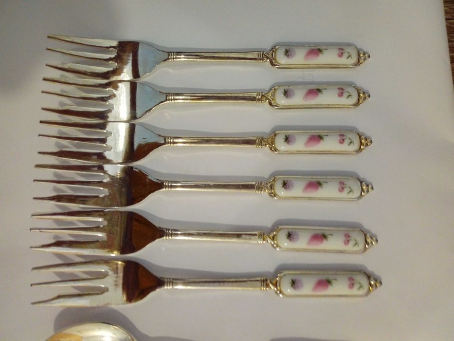 Colheres de chá e garfos de sobremesa com cabo de porcelana com frutos