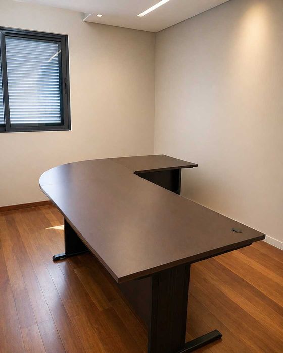Secretária executiva em excelente estado, com design moderno e linhas elegantes.