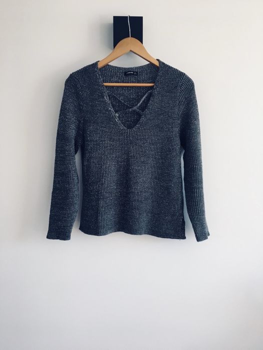 Sweter szary basic grafit Stradivarius dekolt paski