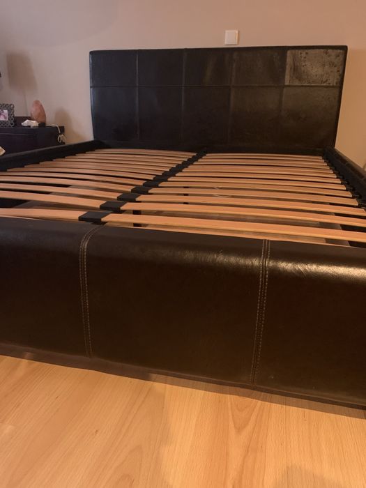 Cama  em pele castanha