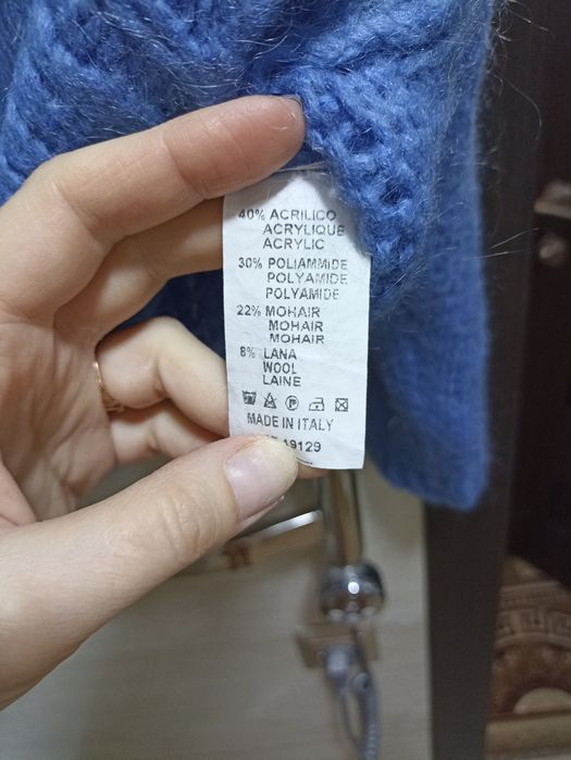 Красивый теплый женский свитер