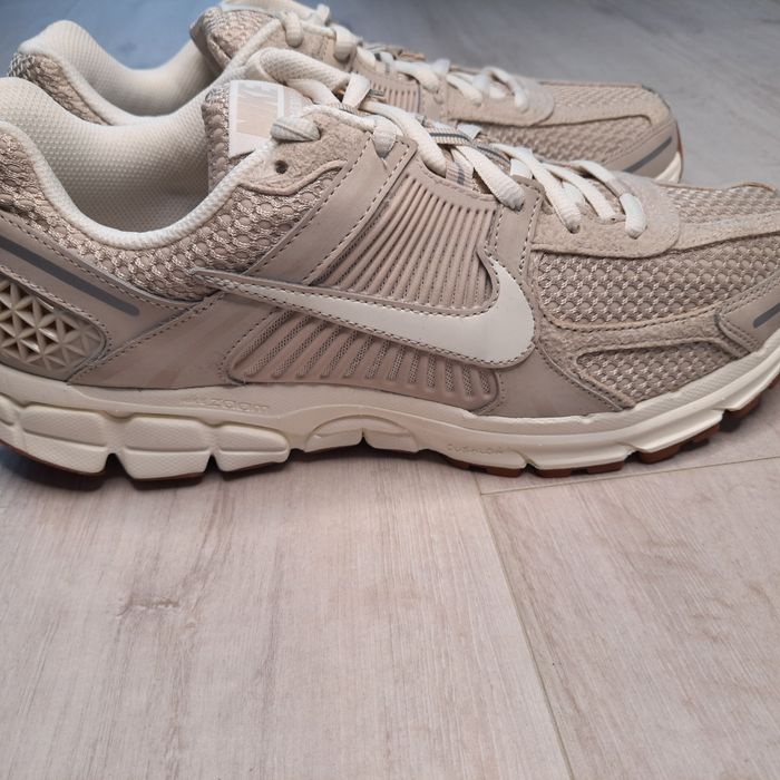 Оригінальні жіночі кросівки NIKE ZOOM VOMERO 5 BEIGE FZ3780-101