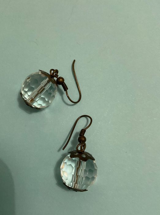 Brincos elegantes e delicados