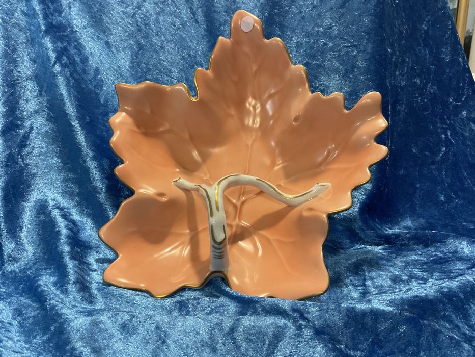 Folha porcelana vista alegre pintura manual  com 26 cm