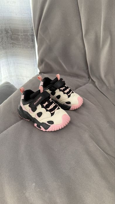 Взуття для дівчинки