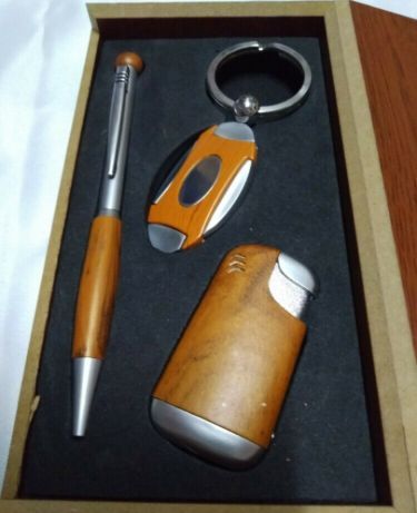 Подарочный набор : Зажигалка, Ручка, Брелок.