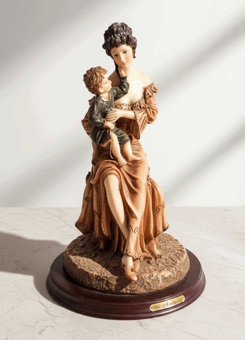Estatueta Clássica "Mãe e Filho" Artis com Base em Madeira