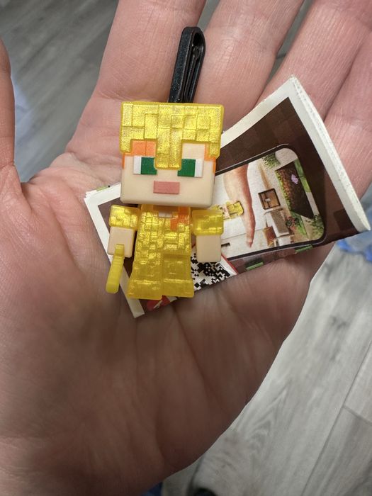 Kinder Joy Minecraft Майнкрафт Алекс в золотой броне Лиса Шалкер