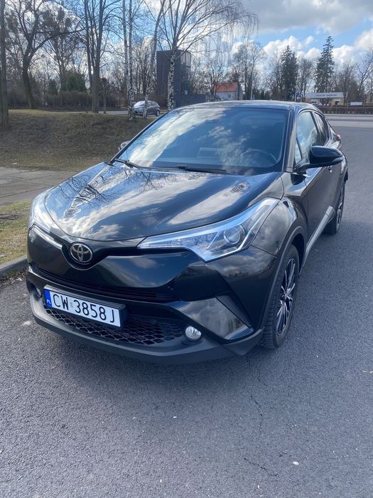 Toyota C-HR Toyota C-HR – oszczędna i stylowa, bezwypadkowa, gotowa do jazdy.