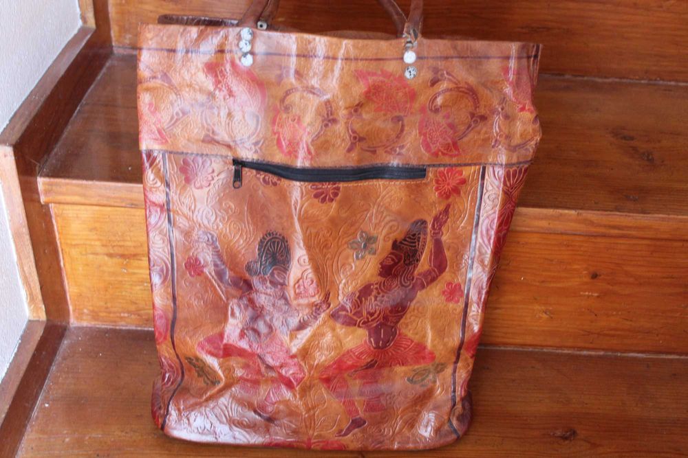 Carteira de mão em pele