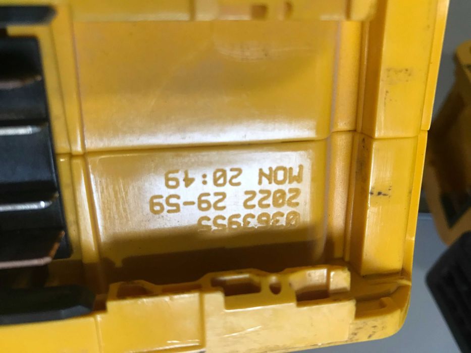 Акумуляторний пістолет цвяхозабивний DeWALT DCN660N  з Англії