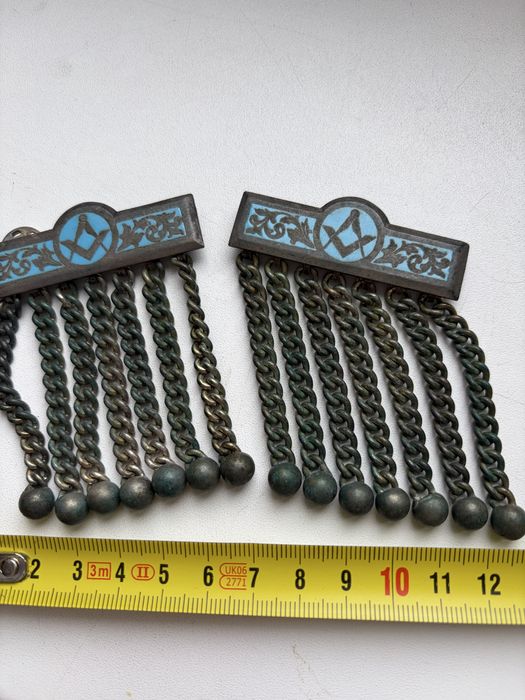 Знак масонів, краватка -  боло та сережки