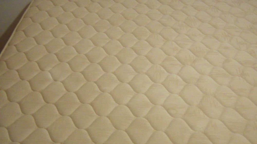 Cama de casal com colchão em bom estado