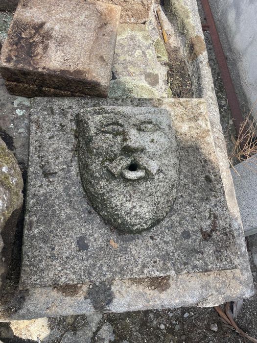 Pias e piramides em granito
