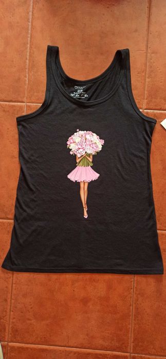 Camisola preta de alças estampada. Menina. Bouquet de flores.