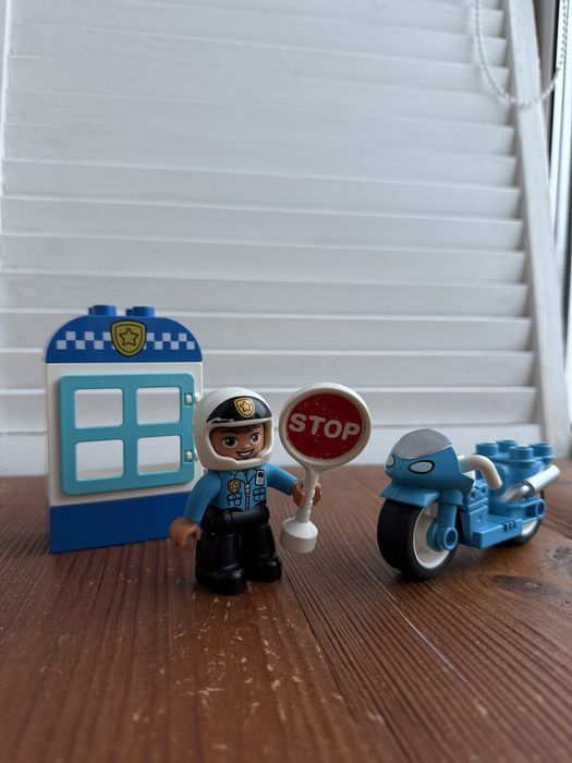 Поліцейський на мотоциклі lego duplo