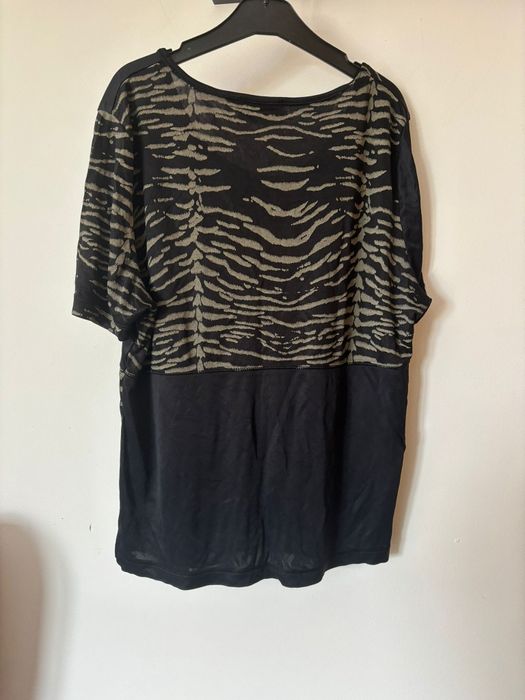 T-shirt preta padrões