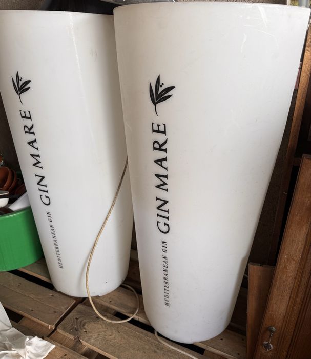 Vasos iluminados com 110 cm de altura