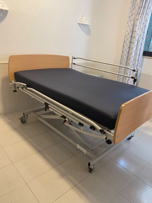 Cama hospitalar elétrica elevatória 90×200 cm com grades e colchão