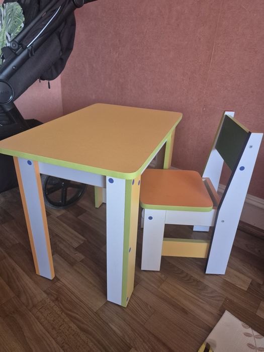 Продам дитячий стіл зі стільчиком