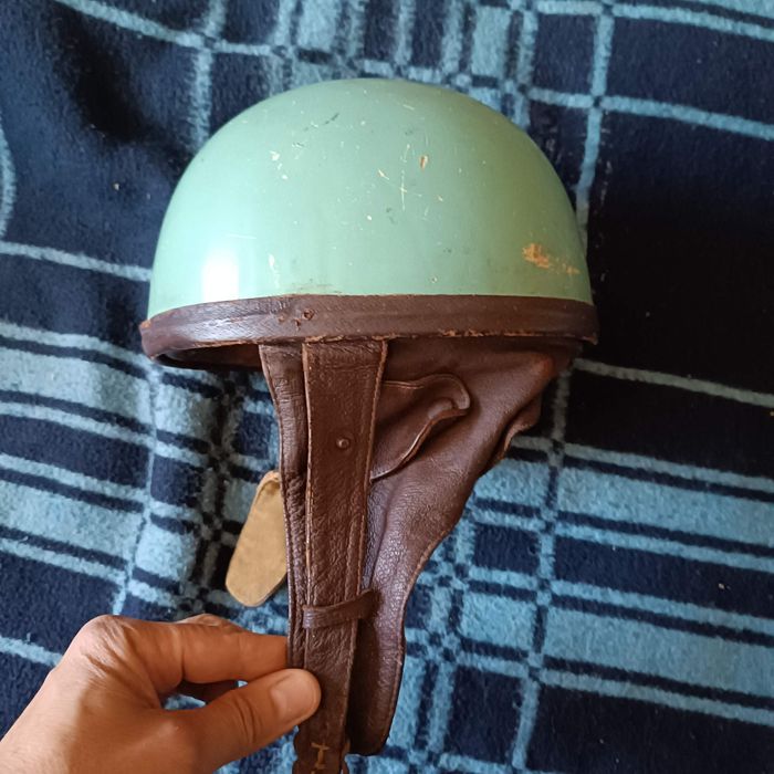 Kask Orzeszek z epoki PRL-u