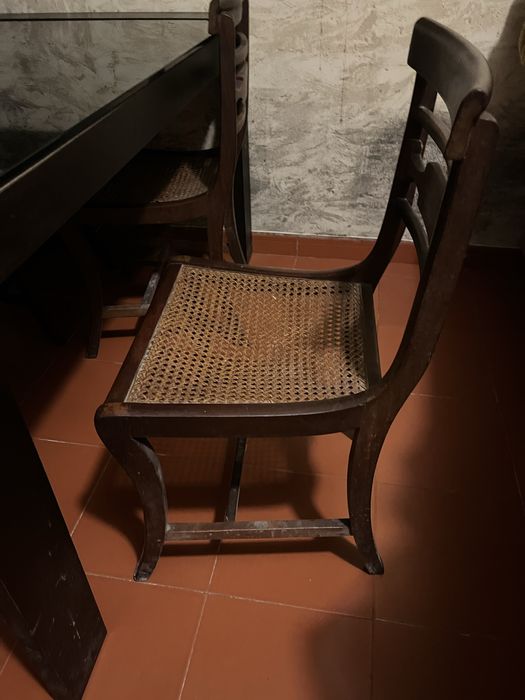 Ofereco - Mesa com 4 cadeiras