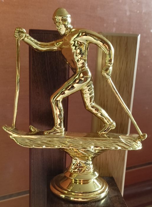 Statuetka narciarza nagroda w zawodach sportowych