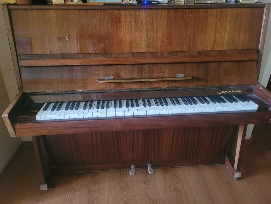 Піаніно коричневе. Україна