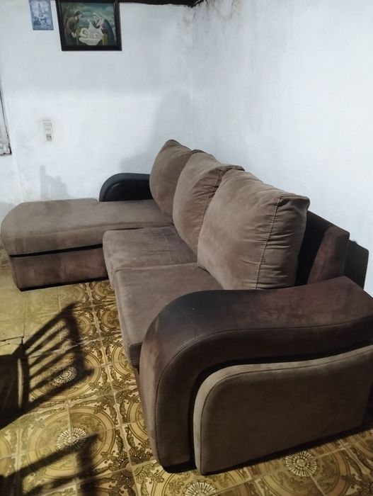 Sofá de canto em tecido castanho