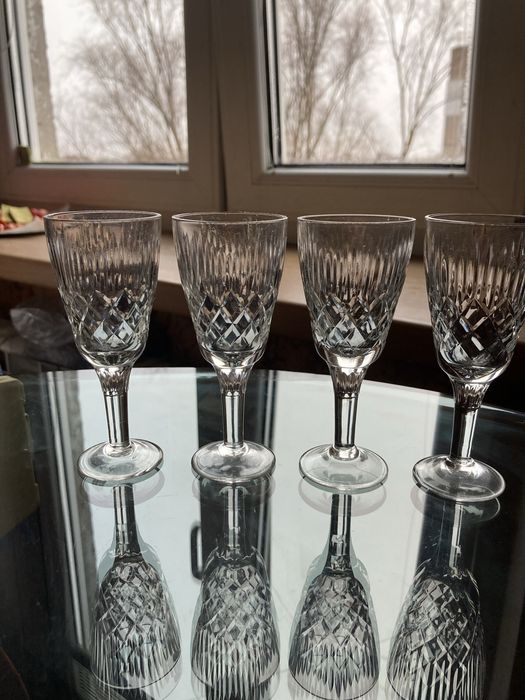 Хрустальные рюмки ( водка ,ликер, коньяк) на ножке