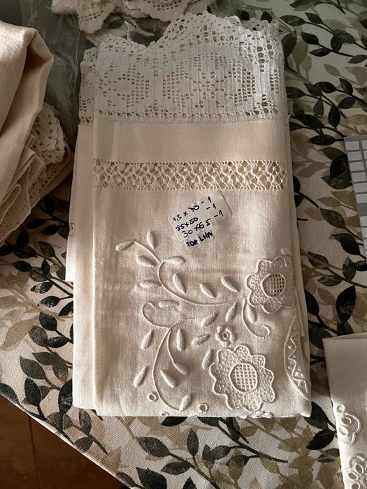 Vendo várias peças em linho e renda bordadas