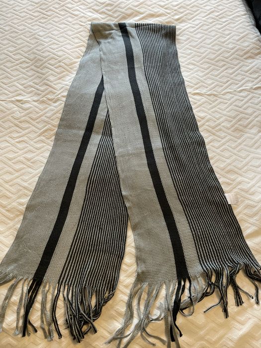 Cachecol de cores cinza