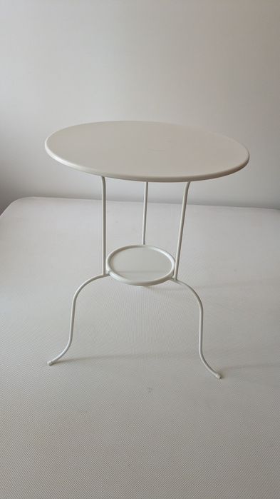 2  Mesas de cabeceira IKEA