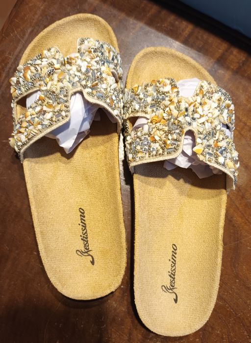 Chinelos com pedraria