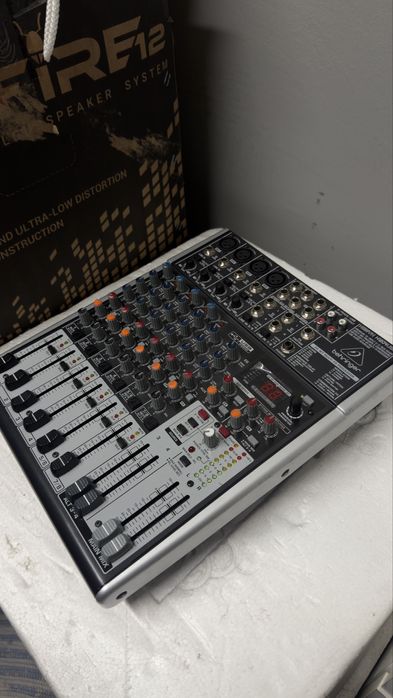 Mesa mistura Behringer XENYX X1204USB