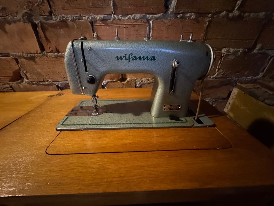 Maszyna do szycia w szafce Wifama Łucznik PRL