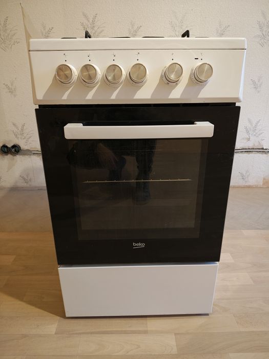 Kuchnia gazowa z piekarnikiem elektrycznym i rożnem