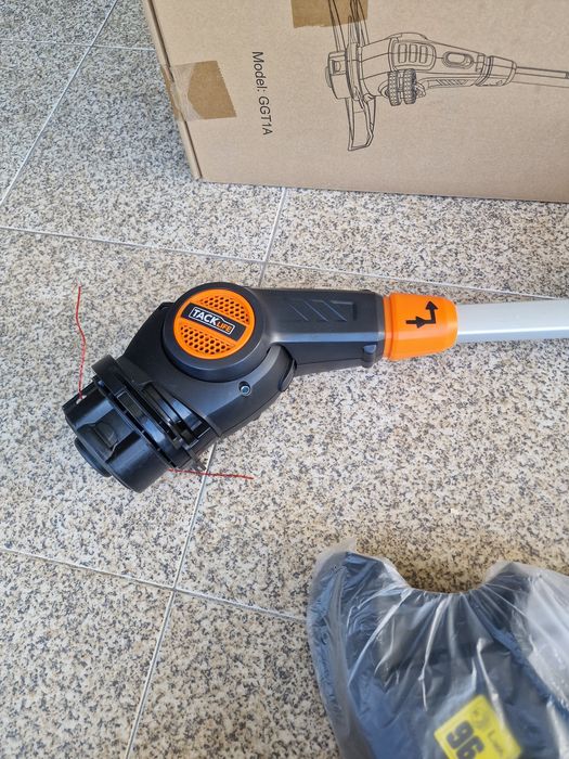 Aparador de relva  com motor 600w  articulado 
Equipado com um motor elétrico com fios de 600W, i